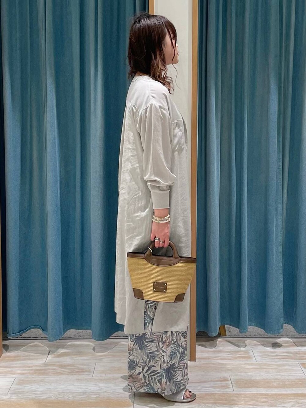 ホワイト系のキャミソール、グレー系のシャツワンピース、シルバー系のサンダルを着用したレディースの春コーディネートの2枚目の写真