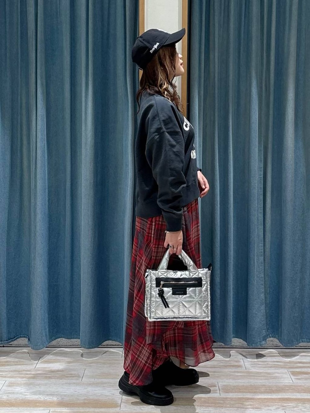 シルバー系のショルダーバッグ、その他のスウェット、ブラック系のブーツを着用したレディースの秋コーディネートの2枚目の写真