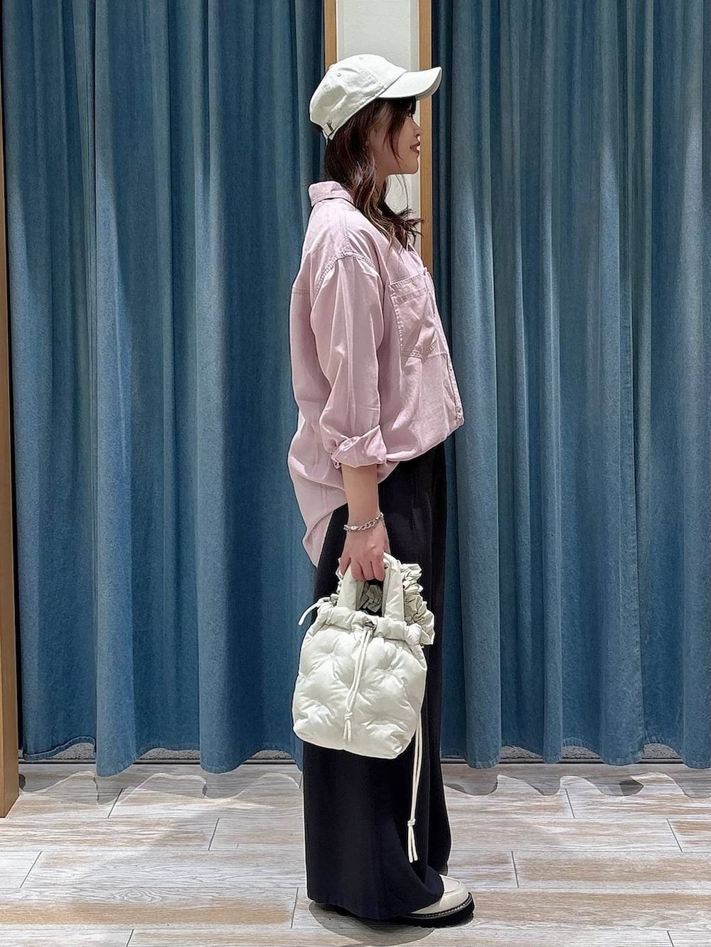 ピンク系のシャツ/ブラウス、ホワイト系のショルダーバッグ、ホワイト系のローファーを着用したレディースの冬コーディネートの2枚目の写真