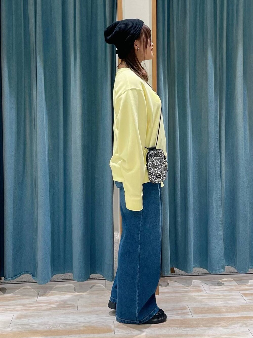 グレー系のショルダーバッグ、ブルー系のデニムパンツ、その他のローファーを着用したレディースの冬コーディネートの2枚目の写真