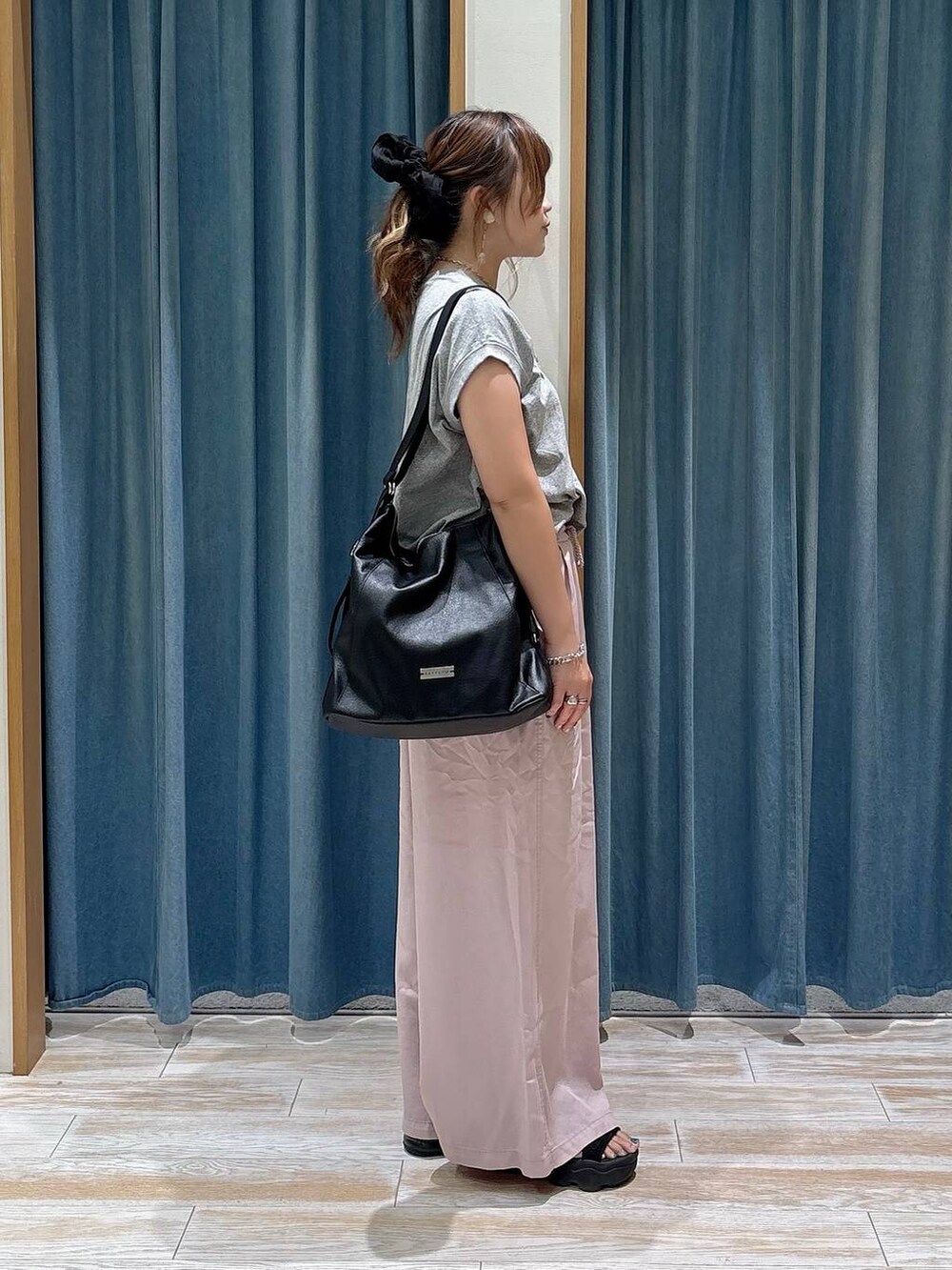 グレー系のTシャツ/カットソー、パープル系のその他パンツ、ブラック系のトートバッグを着用したレディースの夏コーディネートの2枚目の写真