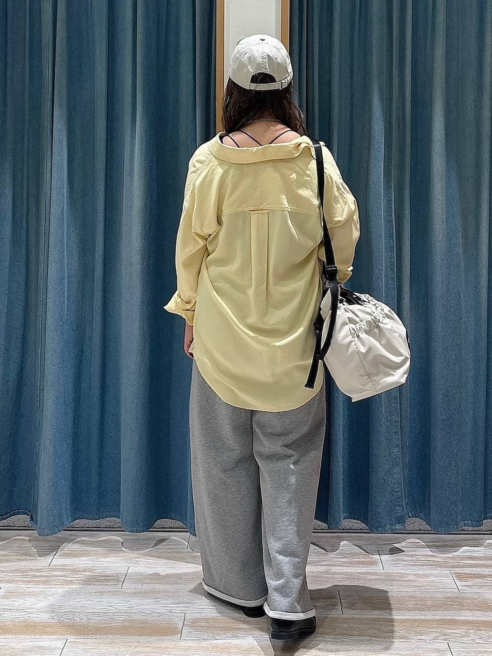 ホワイト系のトートバッグ、イエロー系のシャツ/ブラウス、ブラック系のローファーを着用したレディースの春コーディネートの3枚目の写真