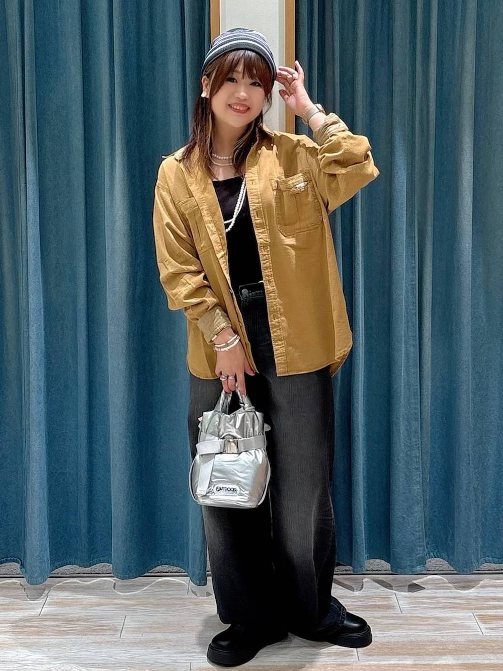 ブラック系のキャミソール、ブラック系のサンダル、ブラック系のデニムパンツを着用したレディースの夏コーディネートの4枚目の写真