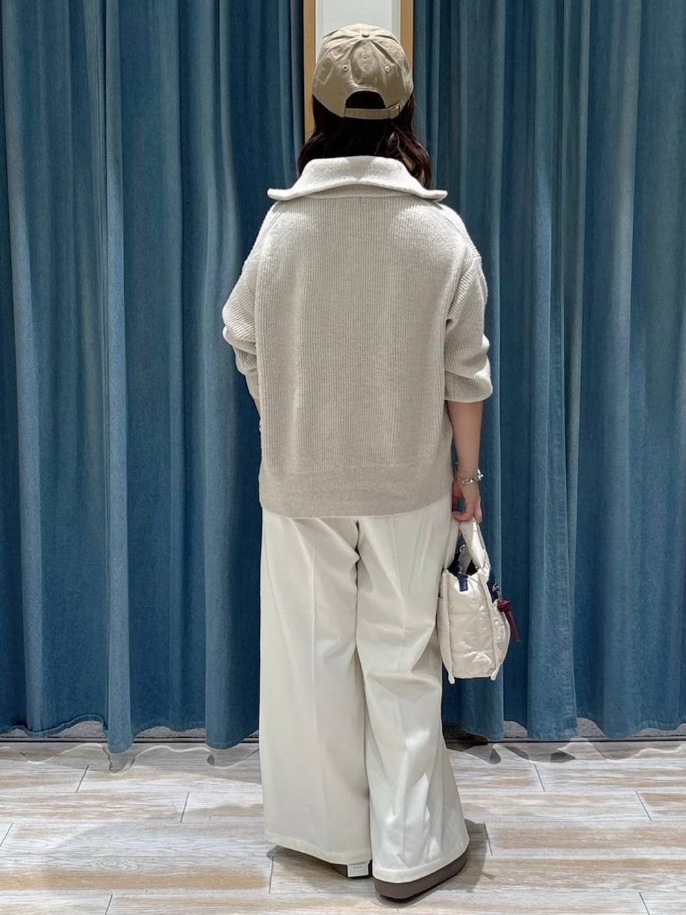 ホワイト系のショルダーバッグ、ベージュ系のその他パンツ、ベージュ系のブーツを着用したレディースの秋コーディネートの3枚目の写真