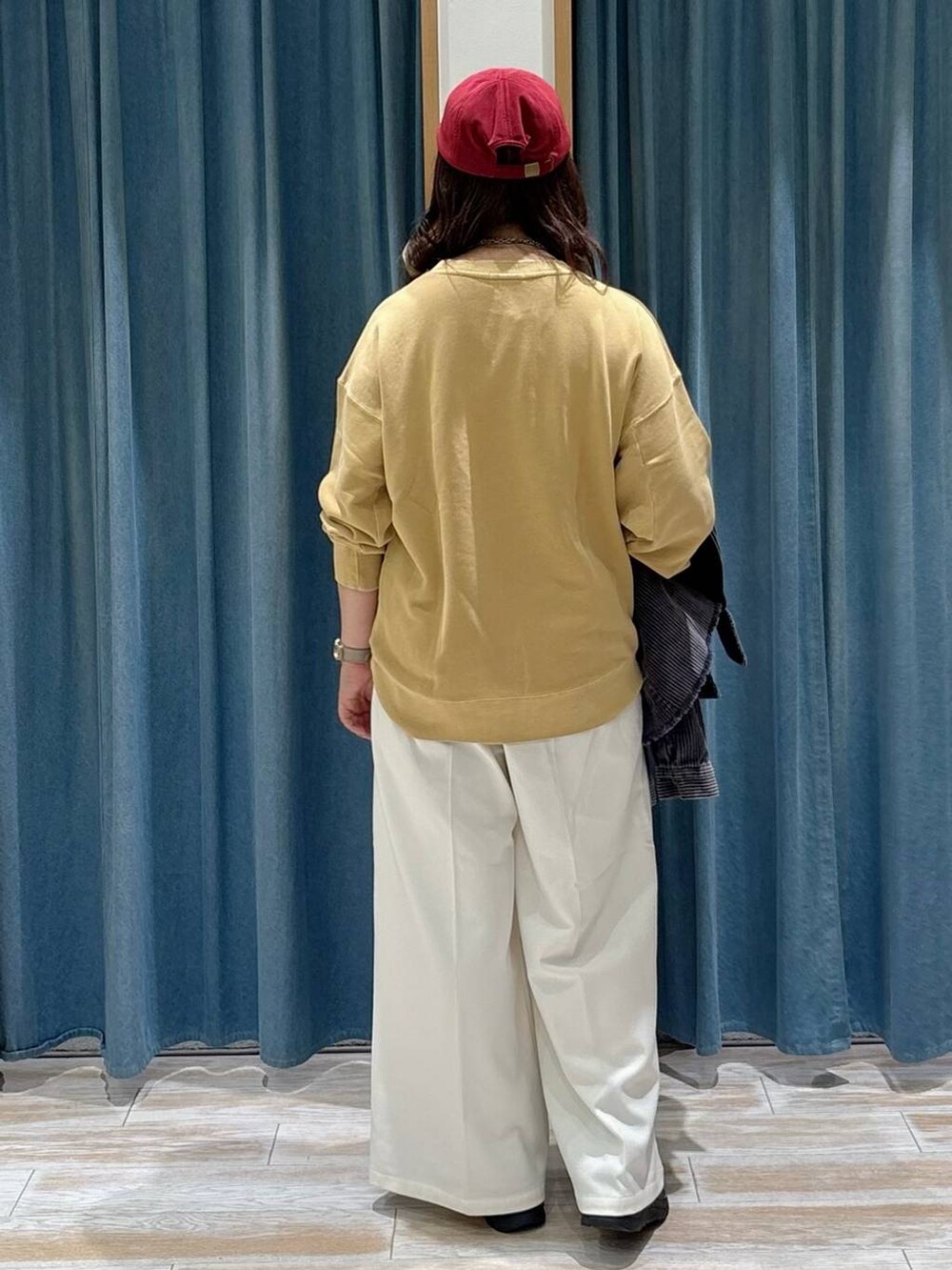 ベージュ系のその他パンツ、ブラック系のブーツ、イエロー系のスウェットを着用したレディースの秋コーディネートの3枚目の写真