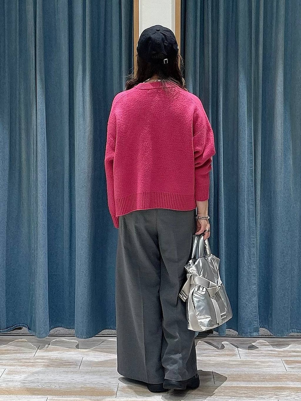 シルバー系のトートバッグ、グレー系のその他パンツ、ピンク系のニット/セーターを着用したレディースの冬コーディネートの3枚目の写真