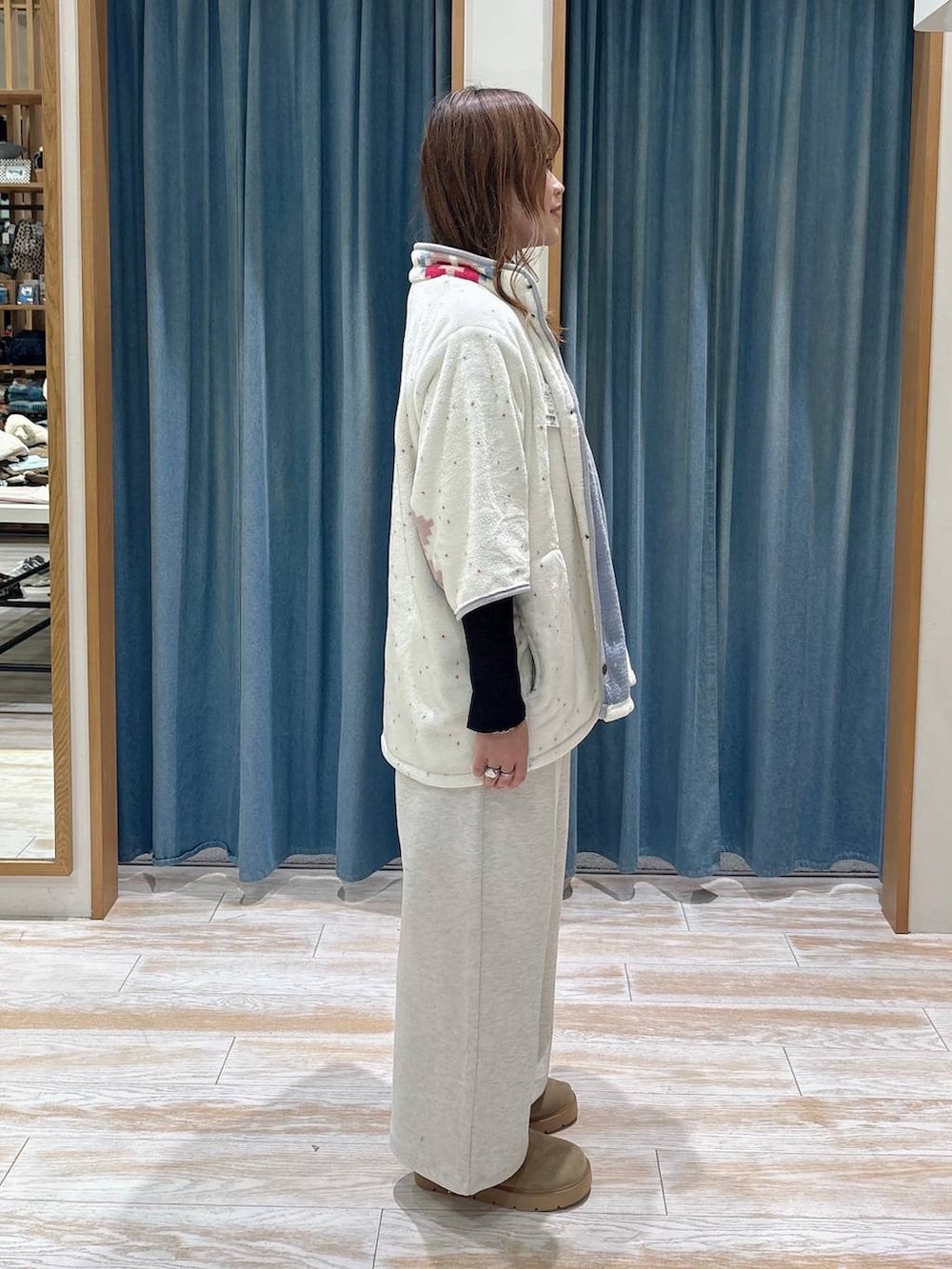 ベージュ系のその他シューズ、ホワイト系のスウェットパンツ、グレー系のブレスレットを着用したレディースの秋コーディネートの2枚目の写真