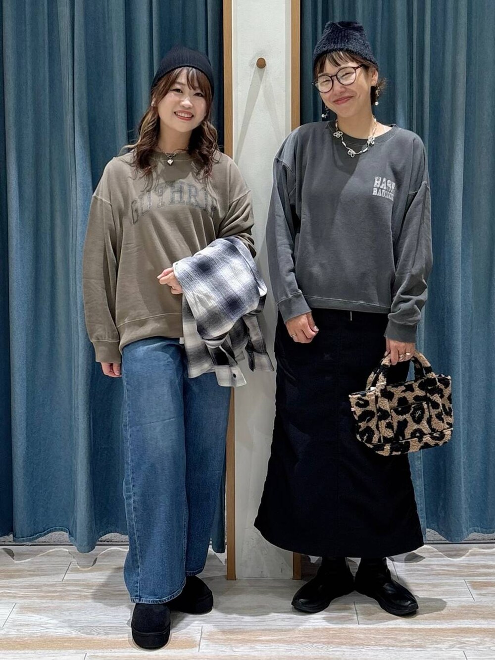 ブラック系のスカート、ブラック系のブーツ、ブラウン系のトートバッグを着用したレディースの秋コーディネートの4枚目の写真