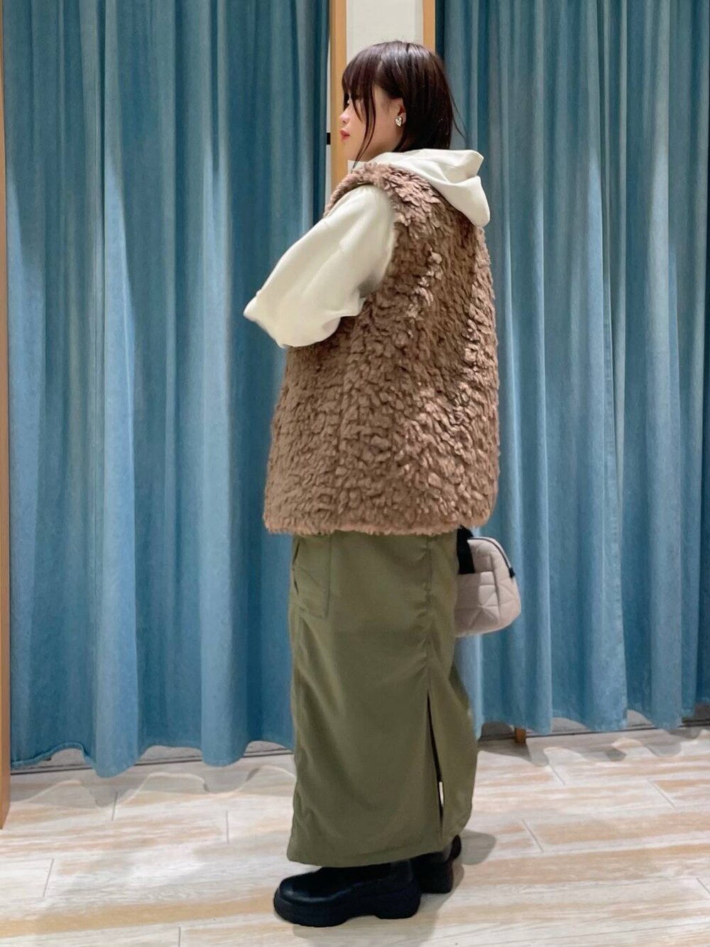 「着痩せ・細見え、差し色コーデ、体型カバー、休日コーデ、ママコーデ、女子会、ゆったり、ヘルシー、BAYFLOW、デートコーデ、ベスト、ニット、スウェット、アウター、おでかけ」｜「BAYFLOWのフェイクスウェードフーディー（パーカー、ホワイト系）」を使った、akariさん（レディース・161cm）の秋コーディネートの2枚目の写真