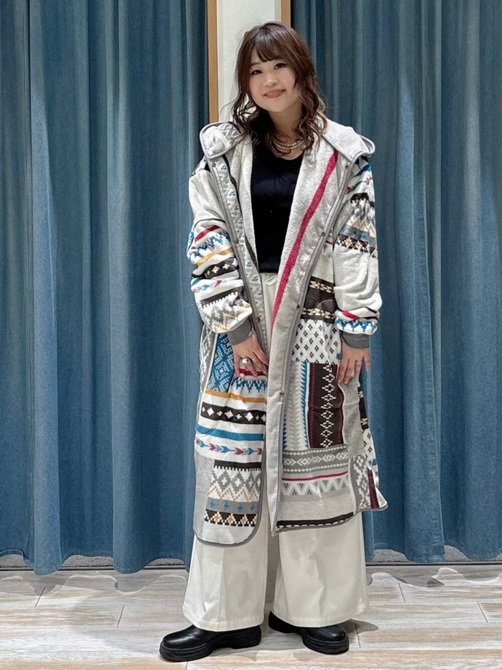 ベージュ系のその他パンツ、ブラック系のニット/セーター、ブラック系のブーツを着用したレディースの秋コーディネートの4枚目の写真