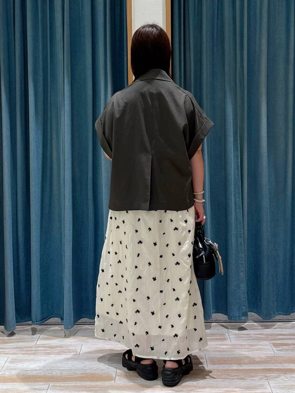 ホワイト系のキャミソール、グレー系のその他アウター、ホワイト系のワンピースを着用したレディースの夏コーディネートの3枚目の写真