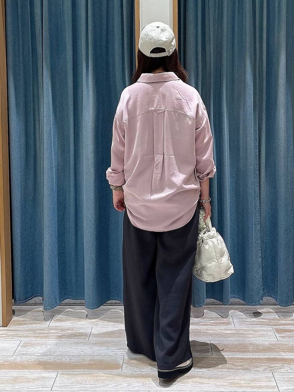 ピンク系のシャツ/ブラウス、ホワイト系のショルダーバッグ、ホワイト系のローファーを着用したレディースの冬コーディネートの3枚目の写真