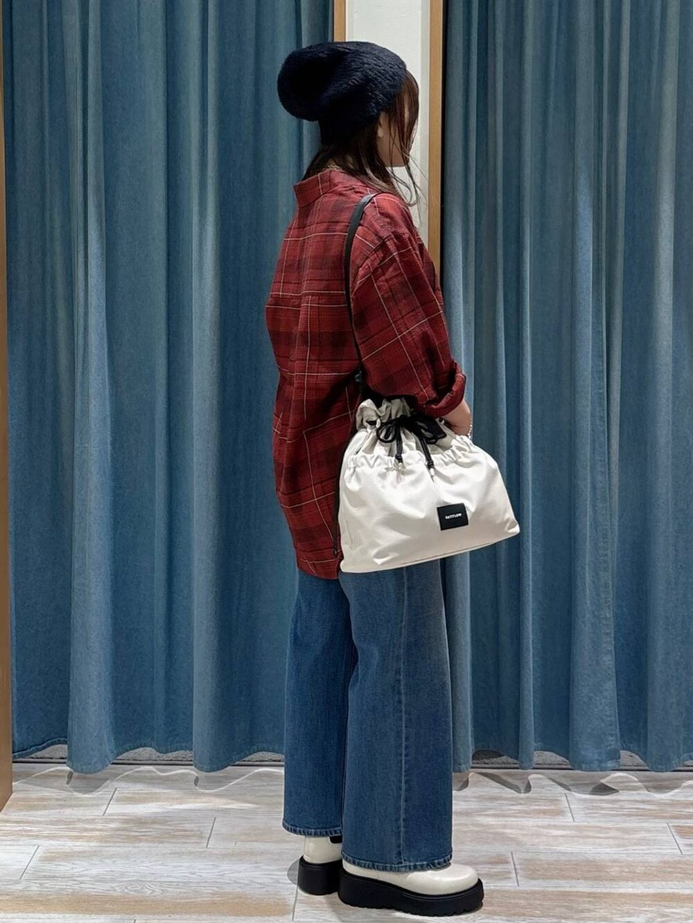 ブラック系のキャミソール、ホワイト系のトートバッグ、レッド系のシャツ/ブラウスを着用したレディースの秋コーディネートの2枚目の写真