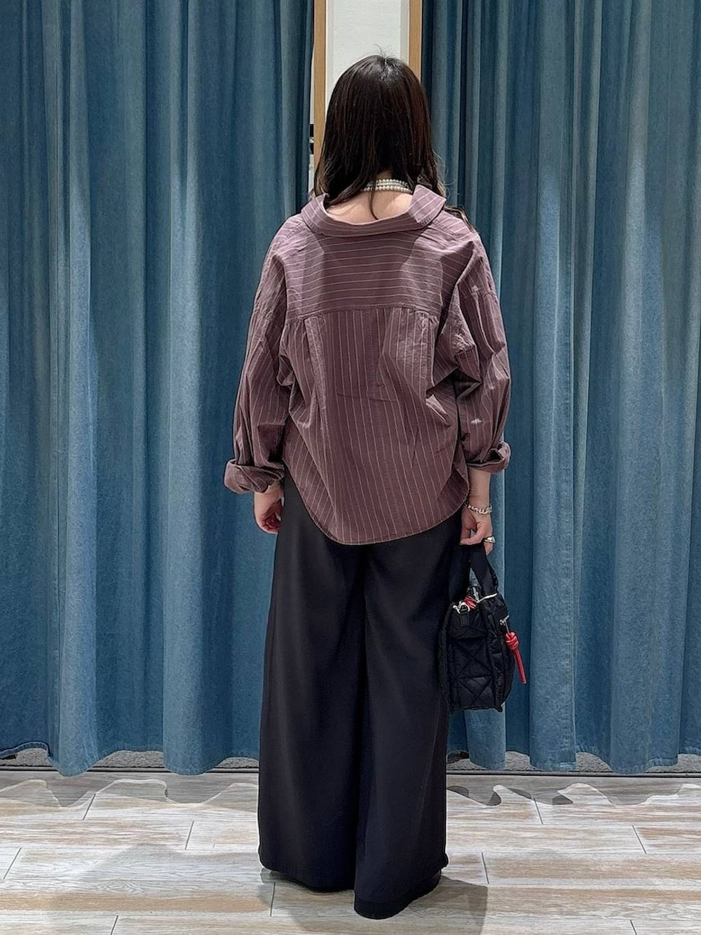 ブラック系のショルダーバッグ、ブラック系のブーツ、ブラウン系のシャツ/ブラウスを着用したレディースの冬コーディネートの3枚目の写真