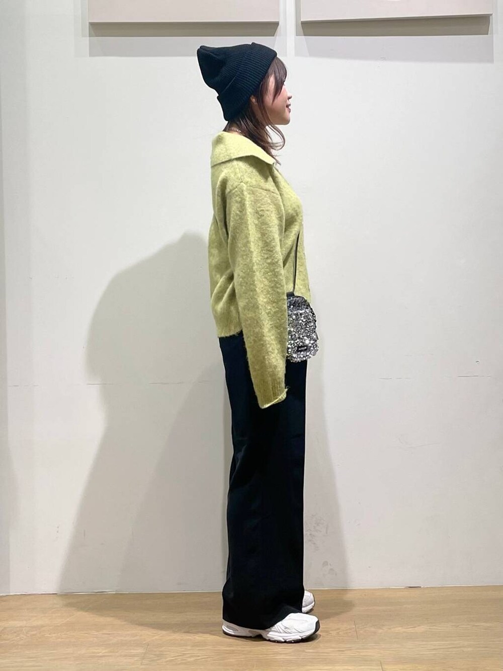 グレー系のショルダーバッグ、ブラック系のその他パンツ、イエロー系のニット/セーターを着用したレディースの秋コーディネートの2枚目の写真