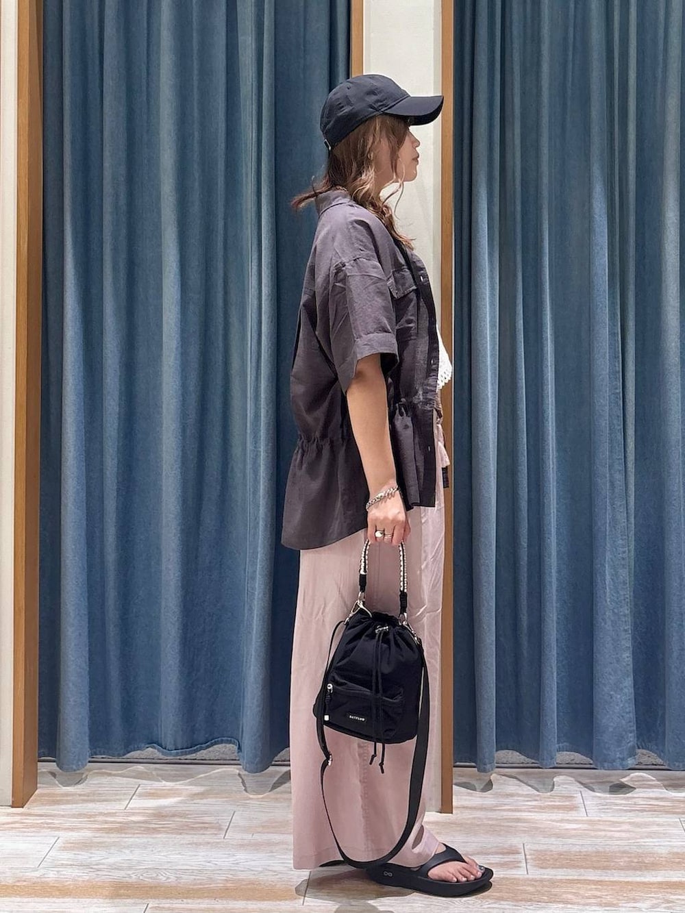パープル系のその他パンツ、グレー系のシャツ/ブラウス、ブラック系のショルダーバッグを着用したレディースの夏コーディネートの2枚目の写真