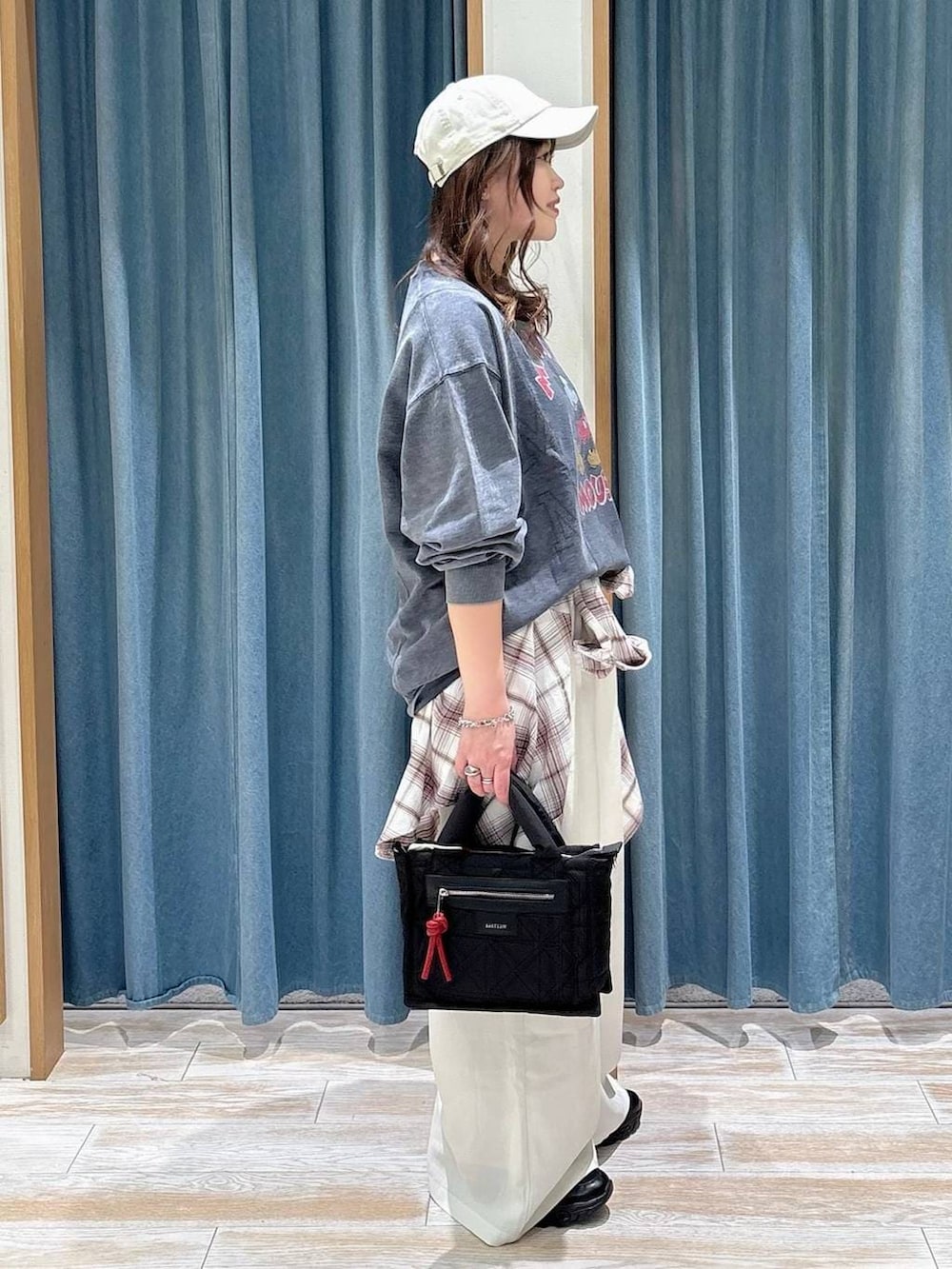 ブラック系のショルダーバッグ、ホワイト系のシャツ/ブラウス、ベージュ系のその他パンツを着用したレディースの春コーディネートの2枚目の写真