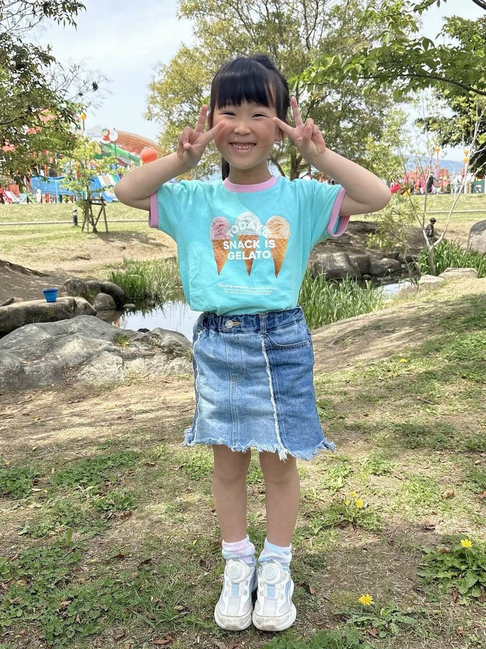 ブルー系のデニムスカートを着用したキッズの春コーディネートの3枚目の写真