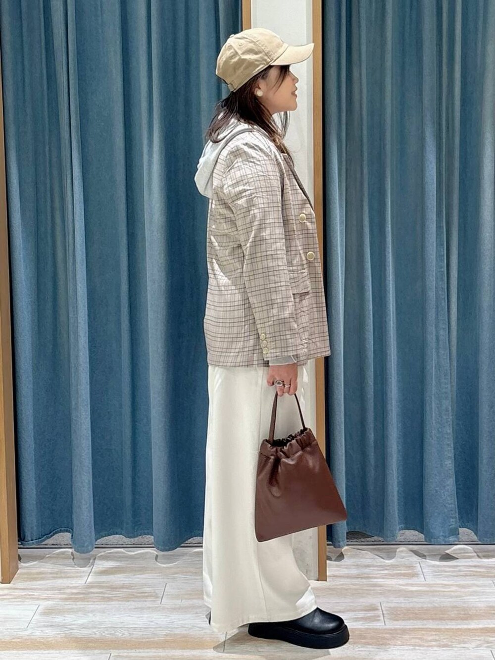 ベージュ系のその他パンツ、ブラック系のサンダル、ベージュ系のテーラードジャケットを着用したレディースの秋コーディネートの2枚目の写真