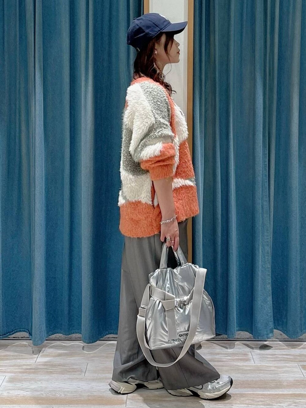 ブラック系のキャミソール、シルバー系のトートバッグ、グレー系のその他パンツを着用したレディースの秋コーディネートの2枚目の写真