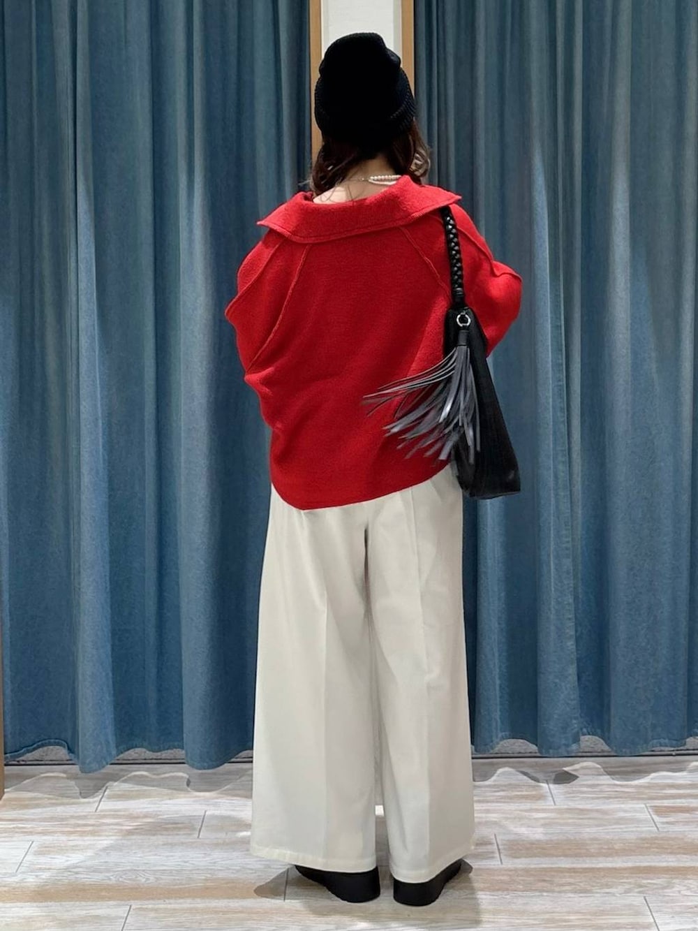 ベージュ系のその他パンツ、ブラック系のトートバッグ、ブラック系のブーツを着用したレディースの秋コーディネートの3枚目の写真