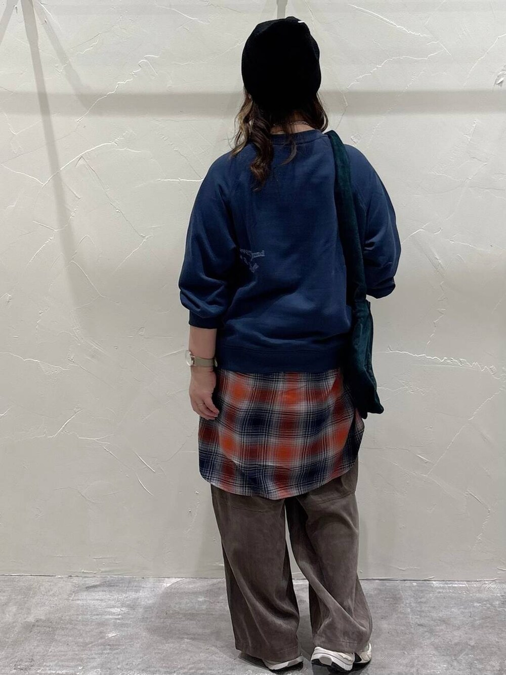 オレンジ系のシャツ/ブラウス、グリーン系のショルダーバッグ、ブラック系のニットキャップ/ビーニーを着用したレディースの秋コーディネートの3枚目の写真