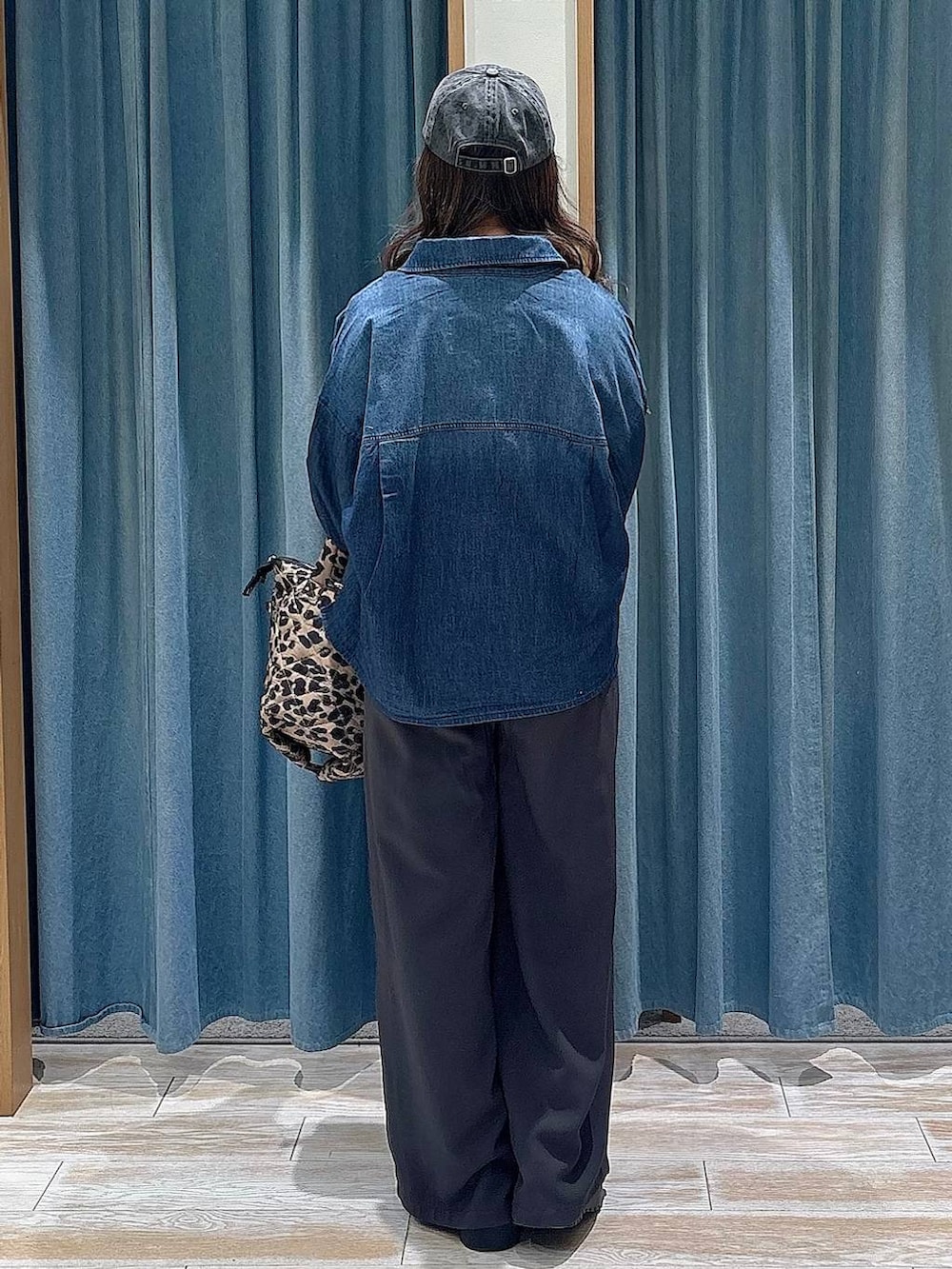 ブラック系のブーツ、ブラック系のTシャツ/カットソー、グレー系のその他パンツを着用したレディースの冬コーディネートの3枚目の写真