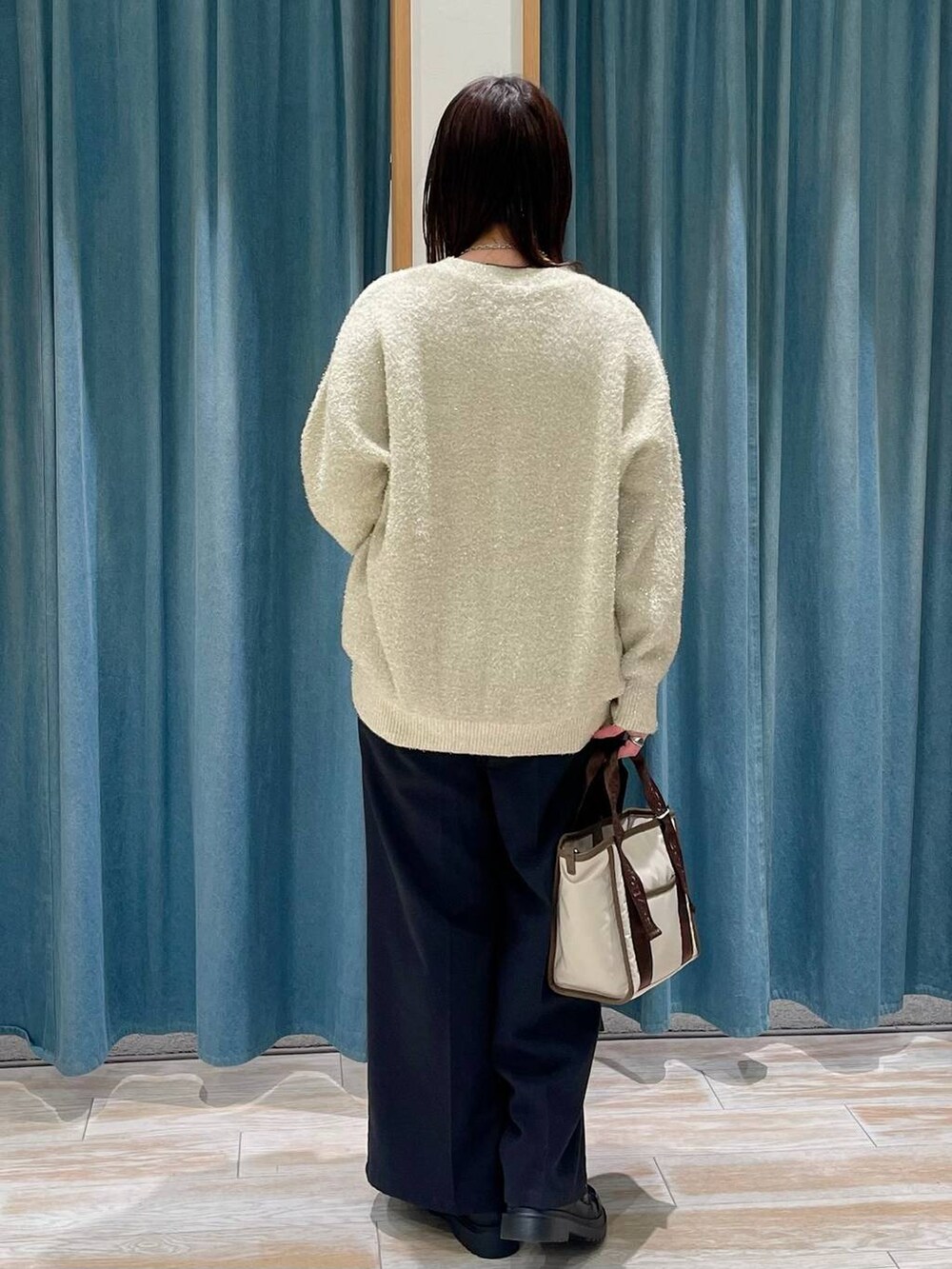 ブラック系のその他パンツ、その他のローファー、ベージュ系のトートバッグを着用したレディースの冬コーディネートの3枚目の写真