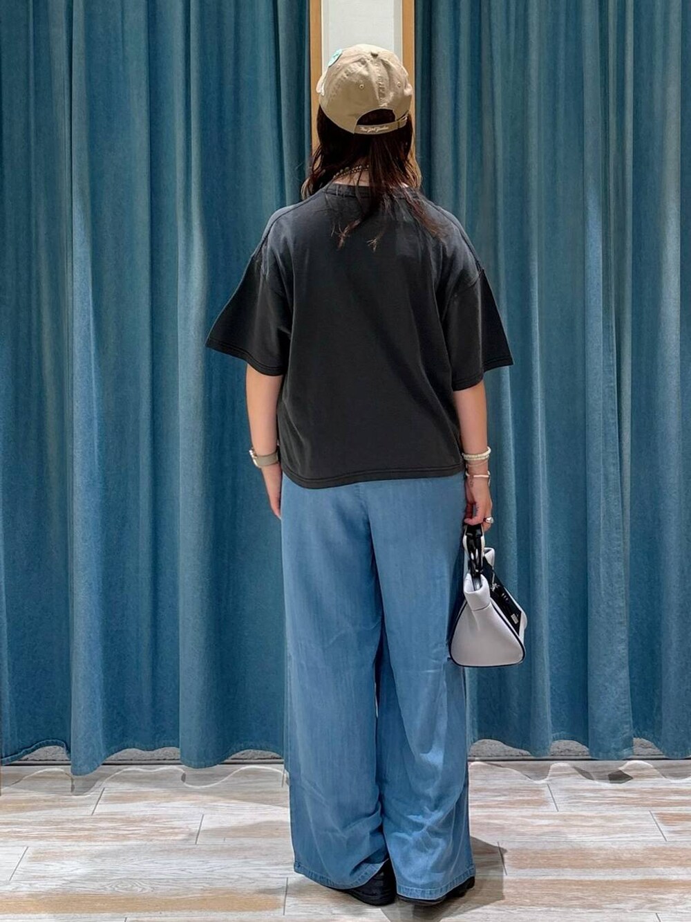 ブルー系のその他パンツ、グレー系のショルダーバッグ、グレー系のTシャツ/カットソーを着用したレディースの夏コーディネートの3枚目の写真