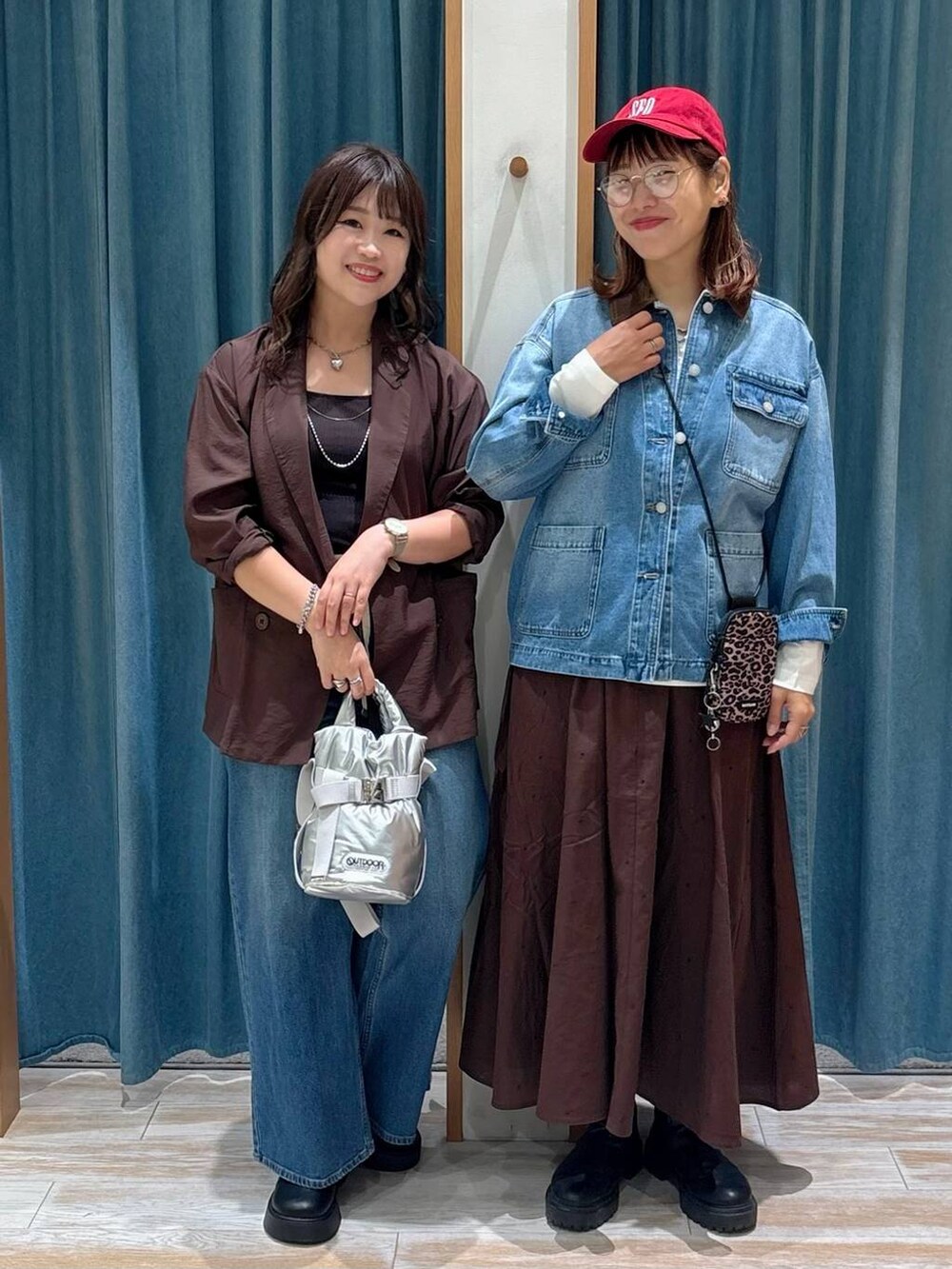 ブラウン系のショルダーバッグ、ブラック系のキャミソール、ホワイト系のTシャツ/カットソーを着用したレディースの秋コーディネートの4枚目の写真