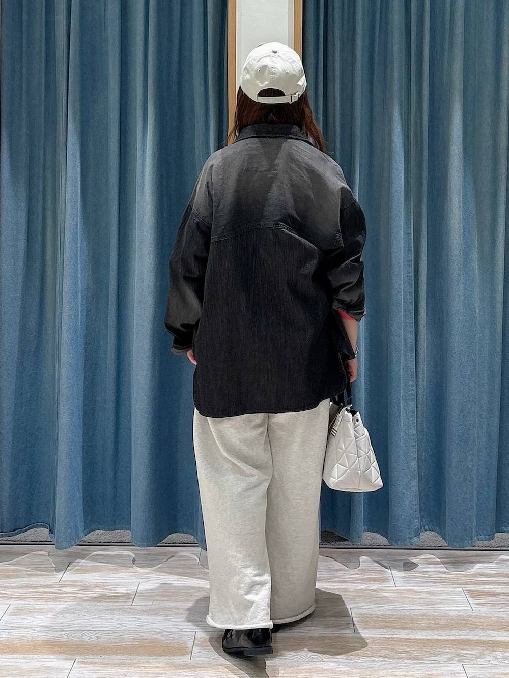 ベージュ系のトートバッグ、レッド系のTシャツ/カットソー、ブラック系のローファーを着用したレディースの春コーディネートの3枚目の写真