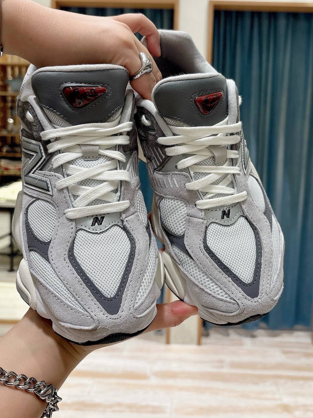 ベージュ系のスウェットパンツ、グレー系のテーラードジャケット、グレー系のブレスレットを着用したレディースの秋コーディネートの2枚目の写真