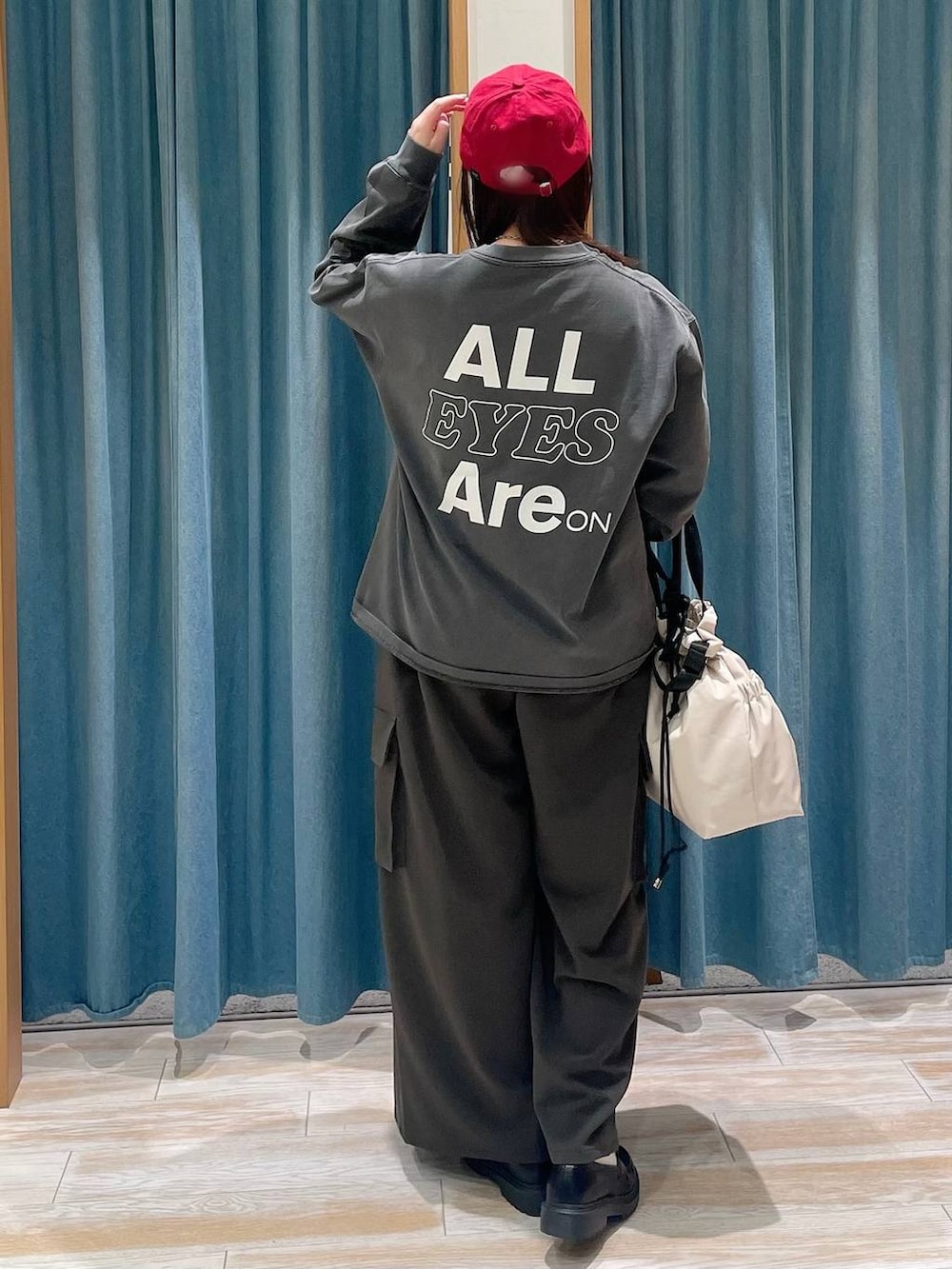 ホワイト系のトートバッグ、その他のローファー、グレー系のその他パンツを着用したレディースの冬コーディネートの3枚目の写真