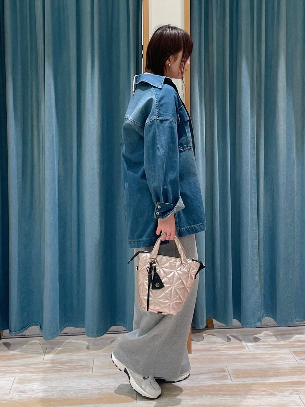 ホワイト系のTシャツ/カットソー、ホワイト系のスニーカー、ブルー系のシャツ/ブラウスを着用したレディースの春コーディネートの2枚目の写真