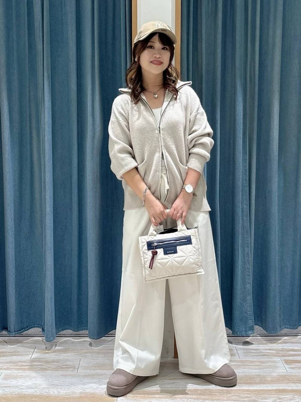 ホワイト系のショルダーバッグ、ベージュ系のその他パンツ、ベージュ系のブーツを着用したレディースの秋コーディネートの4枚目の写真
