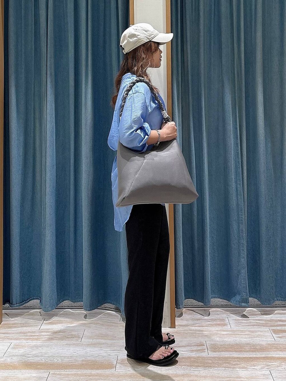 ブルー系のシャツ/ブラウス、ブラック系のその他パンツ、グレー系のトートバッグを着用したレディースの夏コーディネートの2枚目の写真