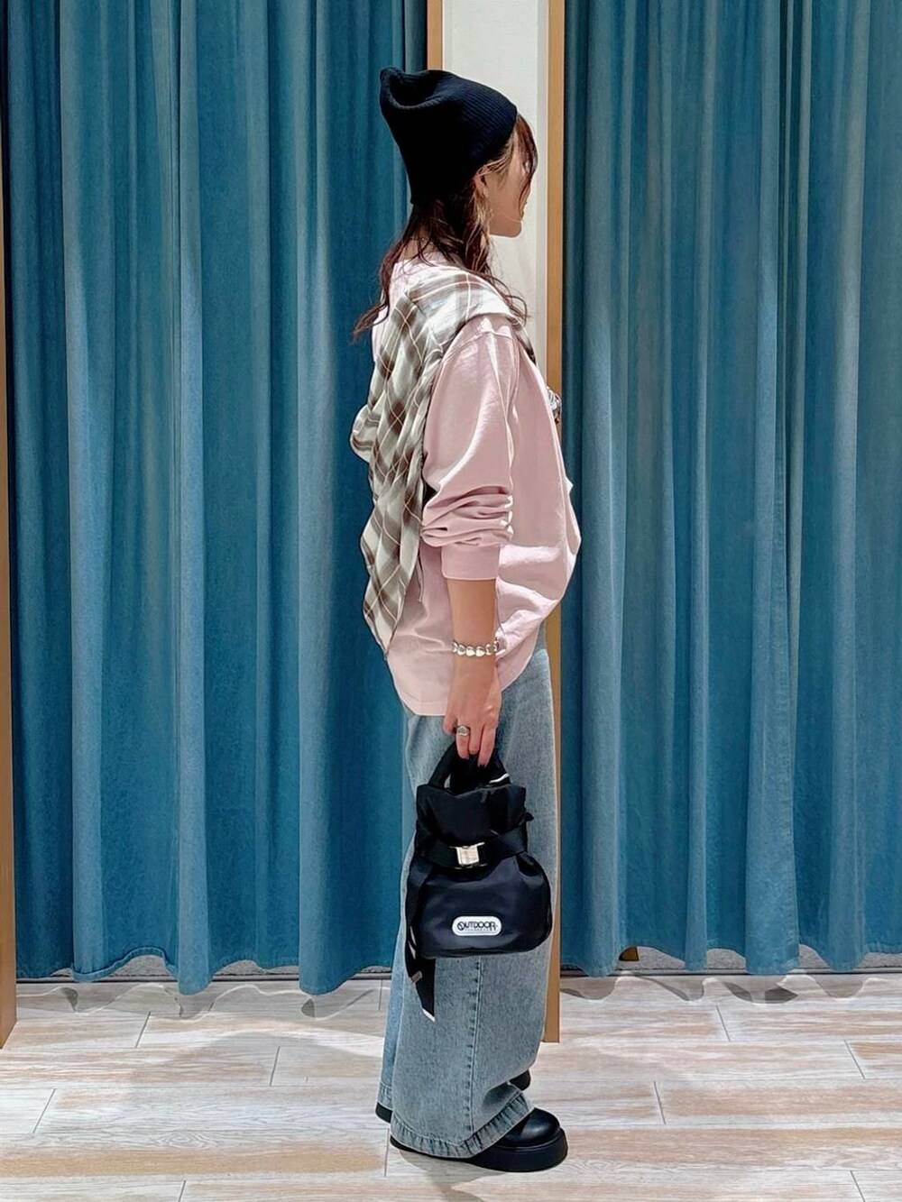 ブルー系のデニムパンツ、ブラック系のサンダル、ホワイト系のシャツ/ブラウスを着用したレディースの夏コーディネートの2枚目の写真