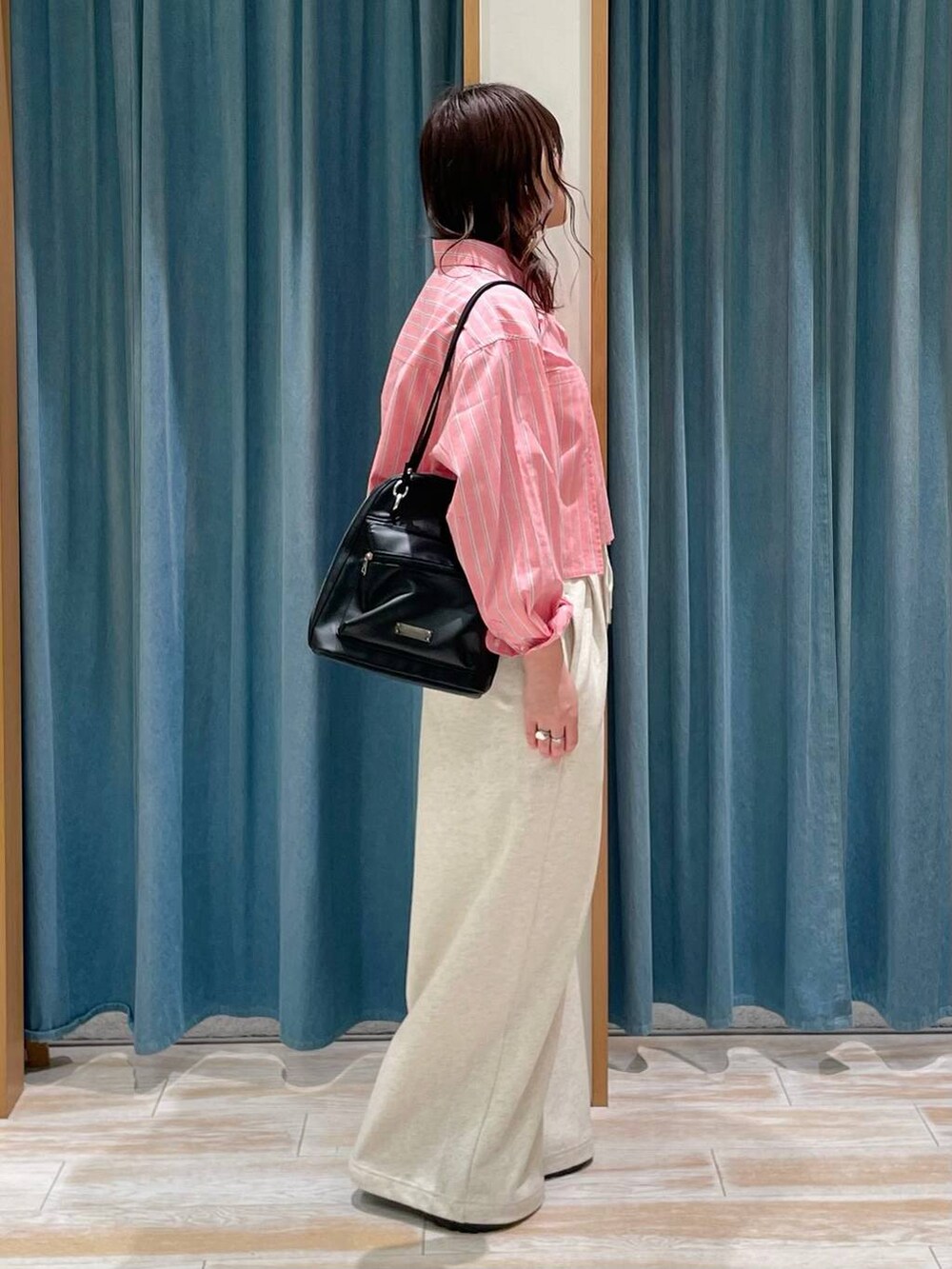 ピンク系のシャツ/ブラウス、ベージュ系のスウェットパンツ、ブラック系のサンダルを着用したレディースの春コーディネートの2枚目の写真