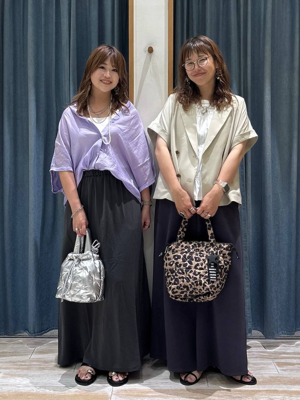 ホワイト系のTシャツ/カットソー、シルバー系のショルダーバッグ、ブラック系のサンダルを着用したレディースの夏コーディネートの4枚目の写真