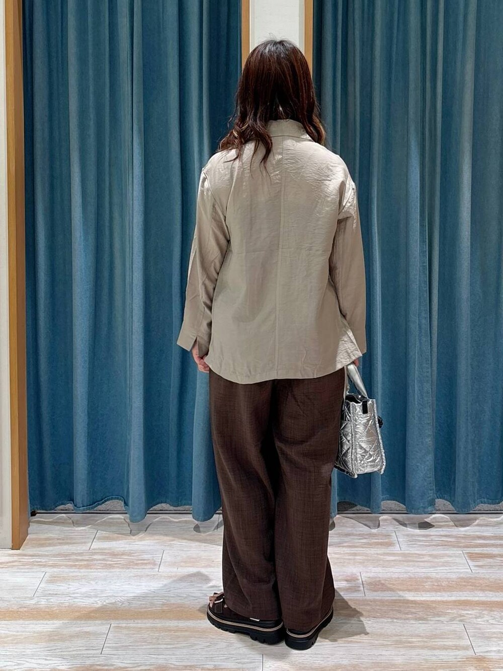 ブラック系のキャミソール、ブラウン系のサンダル、シルバー系のショルダーバッグを着用したレディースの夏コーディネートの3枚目の写真