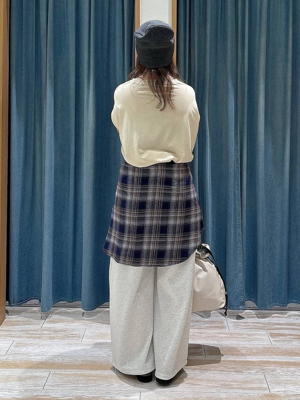 ベージュ系のTシャツ/カットソー、ベージュ系のスウェットパンツ、ホワイト系のトートバッグを着用したレディースの夏コーディネートの3枚目の写真