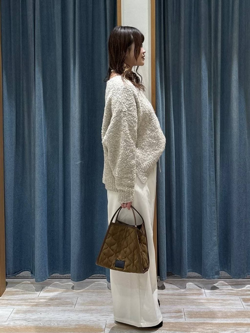 ベージュ系のその他パンツ、ブラック系のローファー、イエロー系のハンドバッグを着用したレディースの秋コーディネートの2枚目の写真