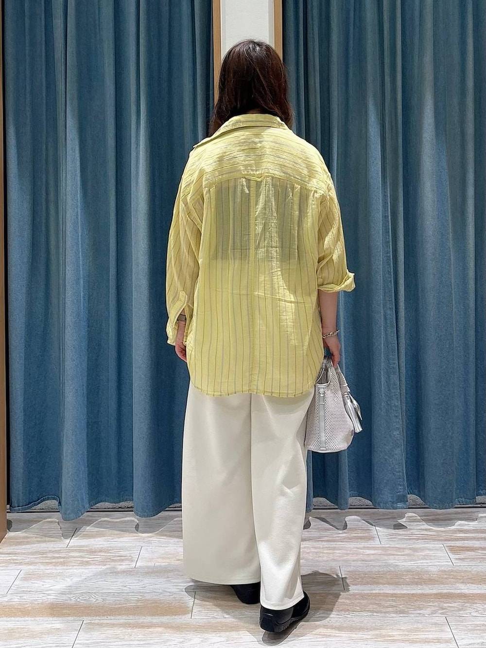 イエロー系のシャツ/ブラウス、ホワイト系のその他パンツ、ブラック系のバレエシューズを着用したレディースの春コーディネートの3枚目の写真