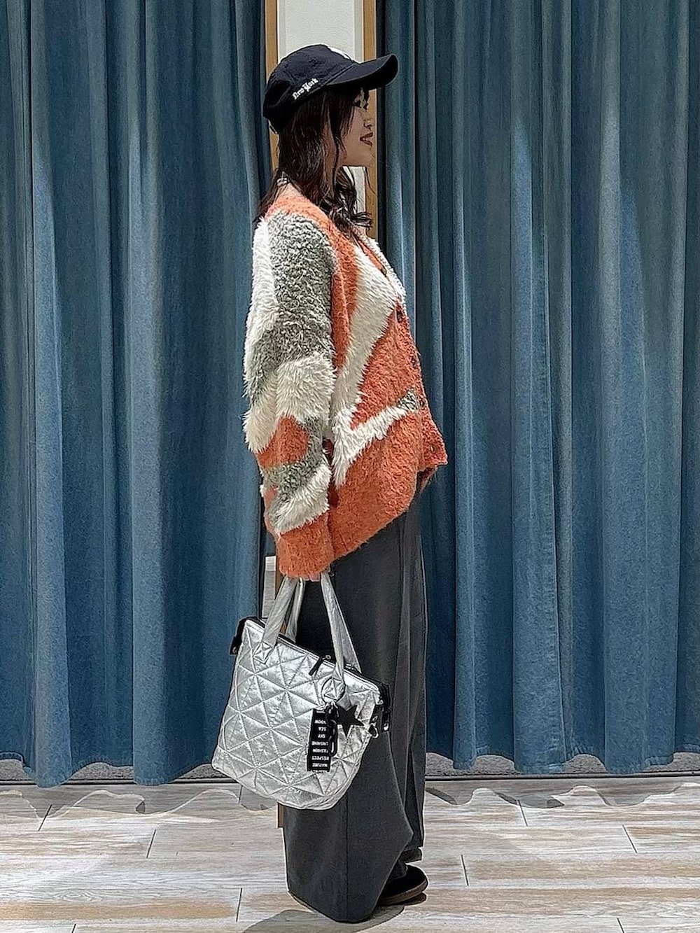 グレー系のその他パンツ、ブラック系のスニーカー、シルバー系のトートバッグを着用したレディースの冬コーディネートの2枚目の写真