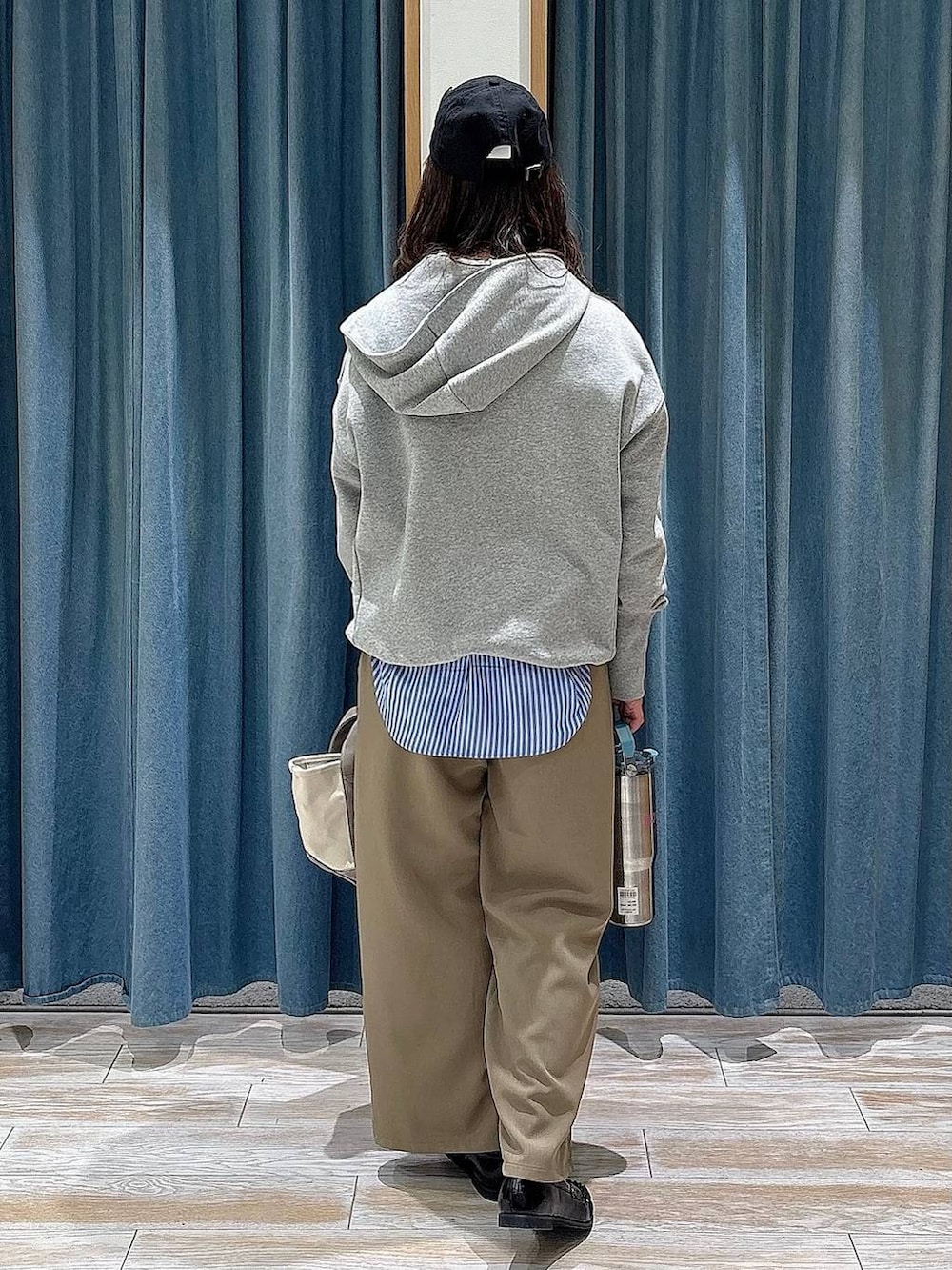 ブラック系のローファー、ブラウン系のその他パンツ、ブルー系のシャツ/ブラウスを着用したレディースの春コーディネートの3枚目の写真