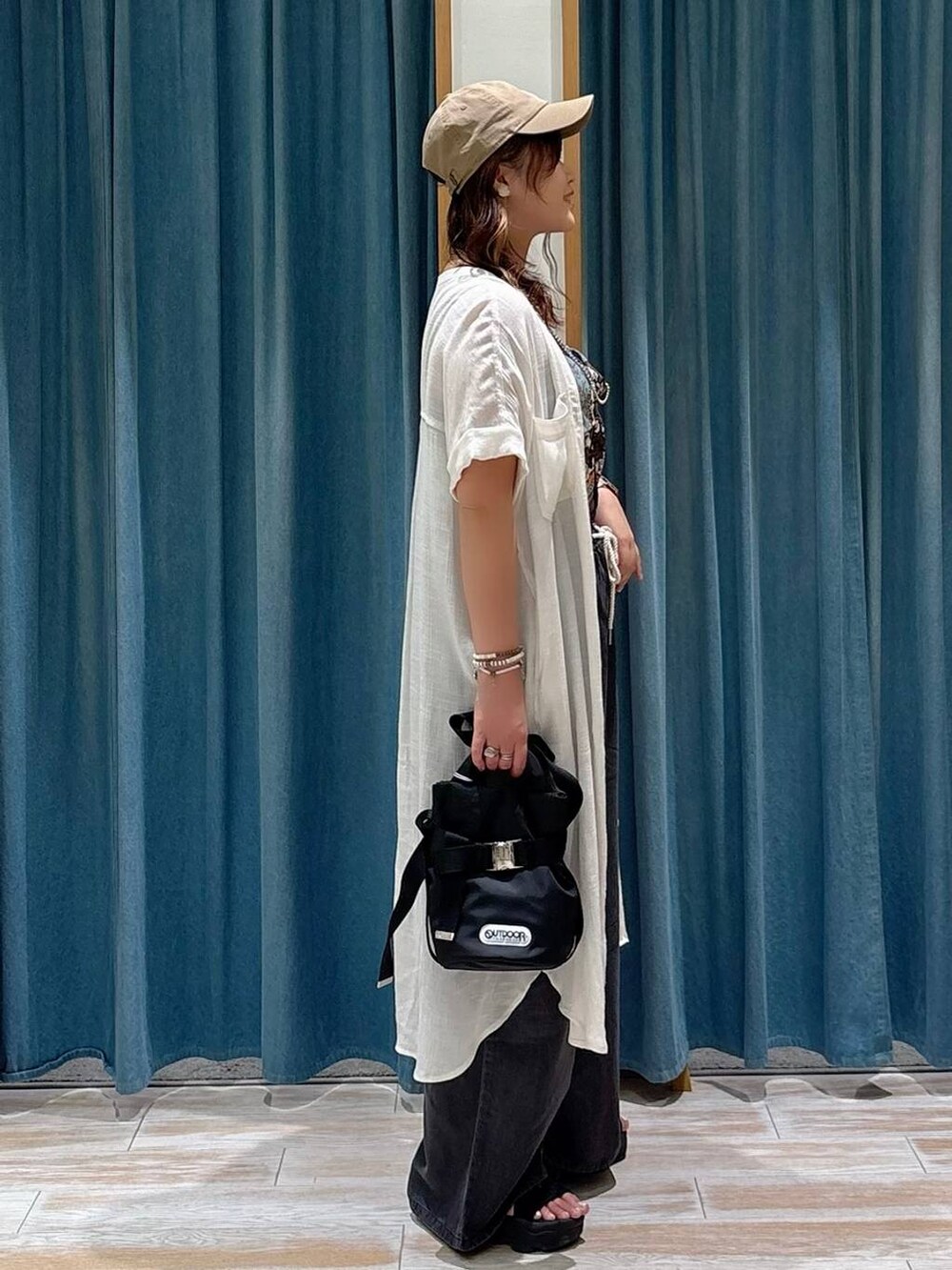 ブラック系のキャミソール、ブラウン系のキャミソール、ブラック系のその他パンツを着用したレディースの夏コーディネートの2枚目の写真