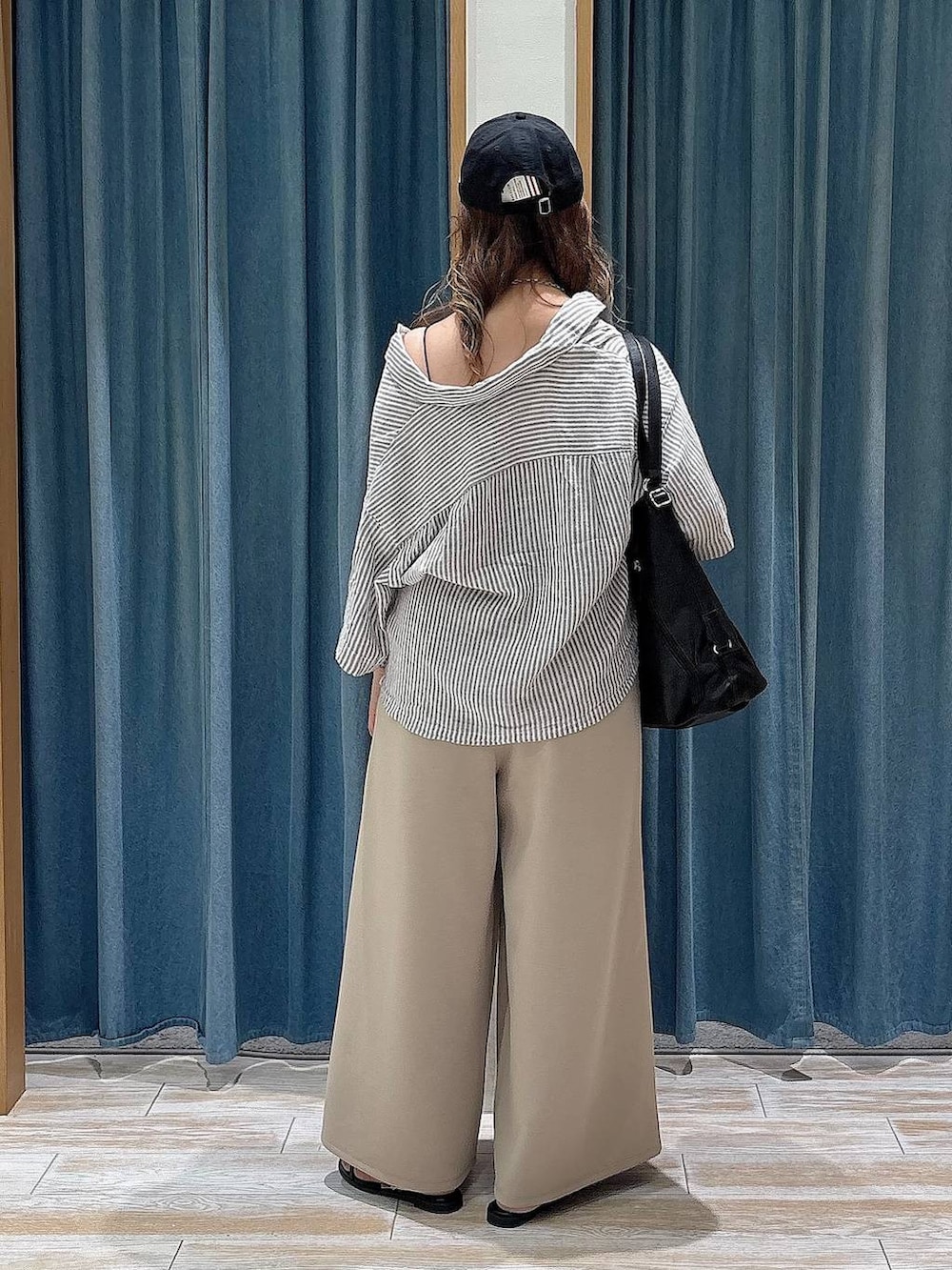 ブラック系のトートバッグ、グレー系のシャツ/ブラウス、ベージュ系のその他パンツを着用したレディースの夏コーディネートの3枚目の写真