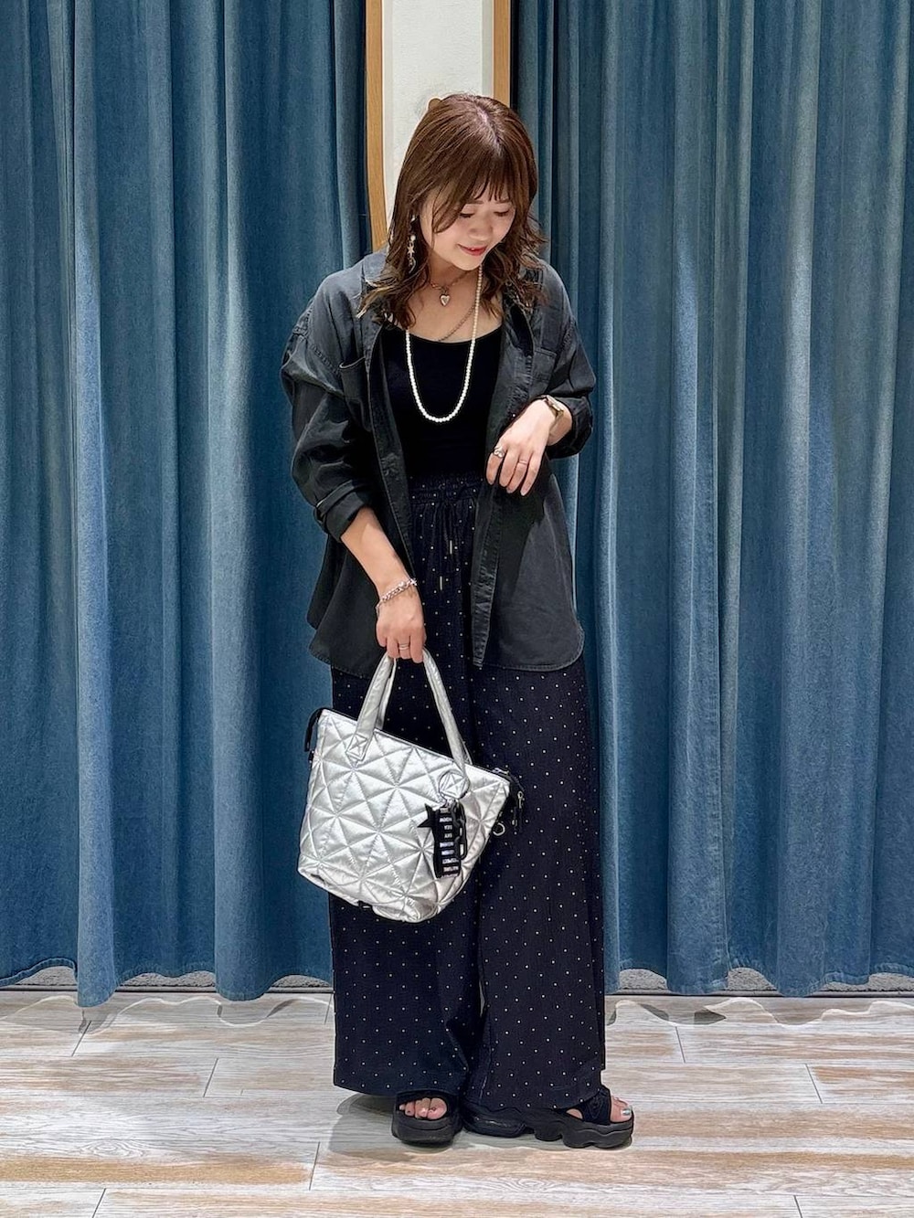 グレー系のシャツ/ブラウス、シルバー系のトートバッグ、グレー系のブレスレットを着用したレディースの夏コーディネートの4枚目の写真