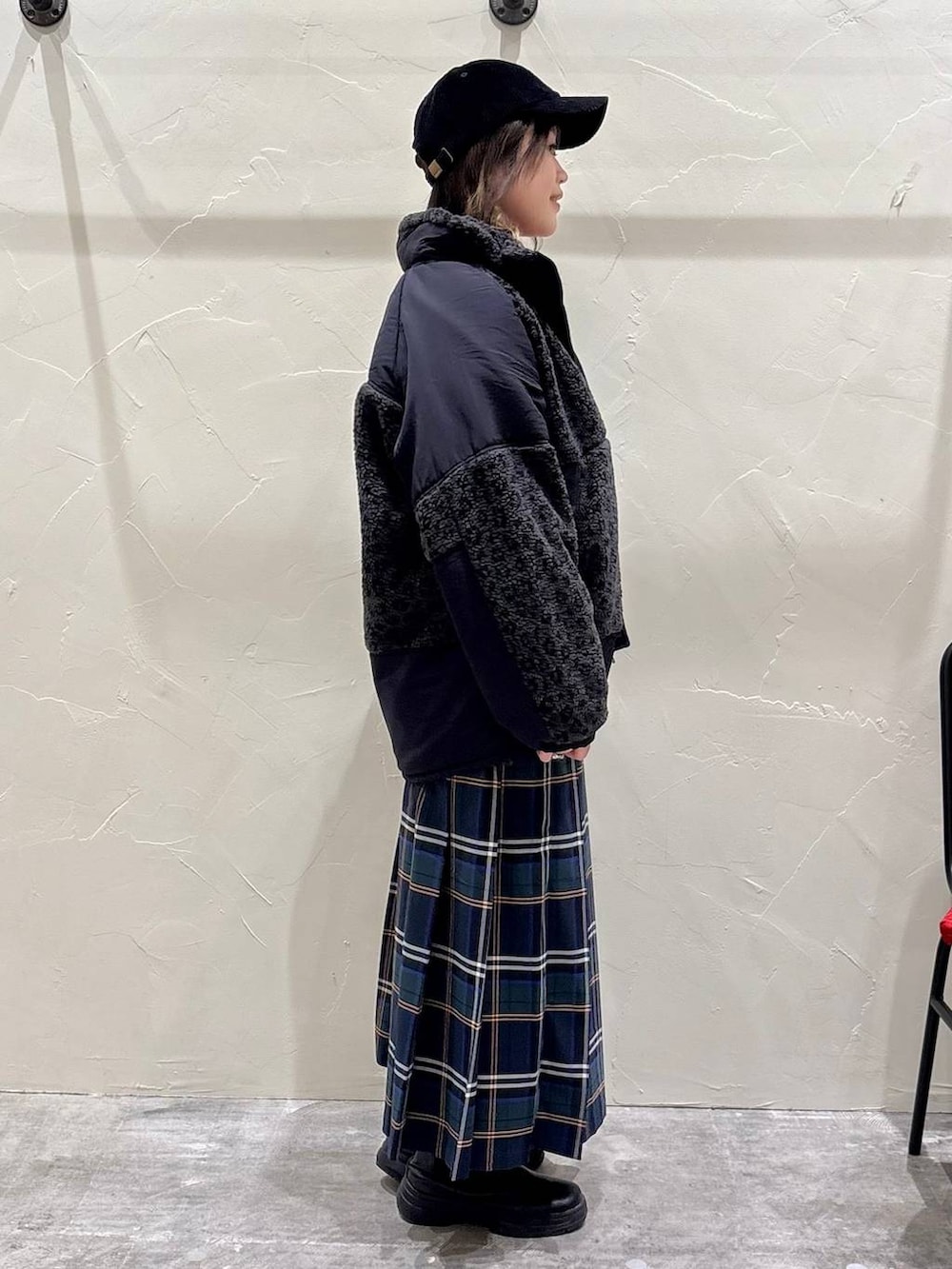 グレー系のその他アウター、グリーン系のスカート、ピンク系のニット/セーターを着用したレディースの冬コーディネートの2枚目の写真