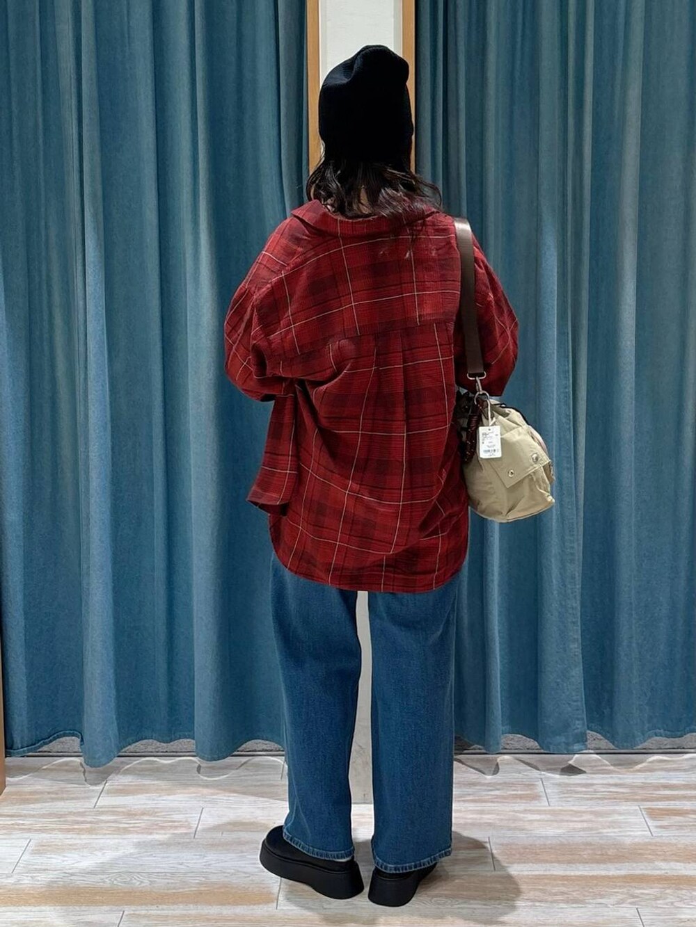 ブラック系のキャミソール、レッド系のシャツ/ブラウス、ブラック系のサンダルを着用したレディースの秋コーディネートの3枚目の写真